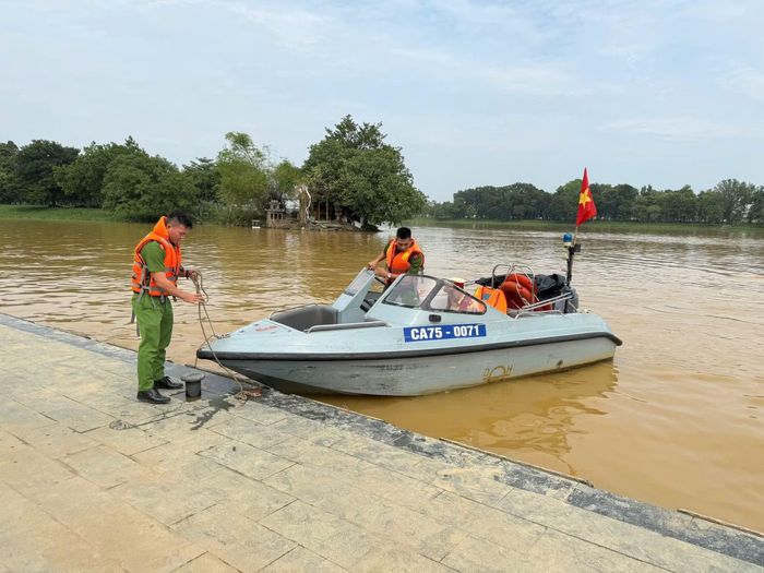 Lực lượng Công an hướng dẫn các nhà thầu thi công đảm bảo công trình trong mùa mưa lũ 2026.