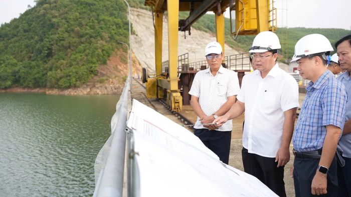 Chủ tịch UBND TP Huế Lê Trí Thanh vừa kiểm tra thực địa các hồ thủy lợi, thủy điện trên địa bàn.