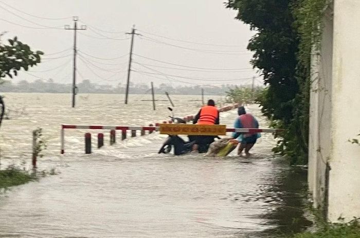 Công an cơ sở vùng hạ du TP Huế ứng cứu, giúp đỡ người dân trong các đợt thiên tai cuối năm 2025.