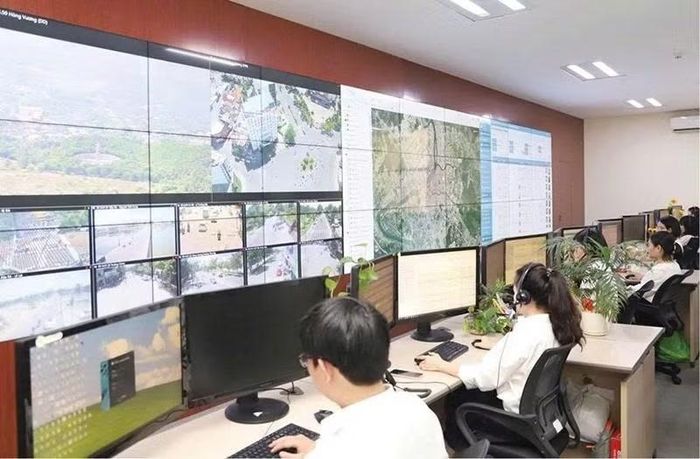 Cán bộ HueIOC trực tổng đài, hỗ trợ tiếp nhận hàng nghìn thông tin từ người dân trong mùa mưa lũ.