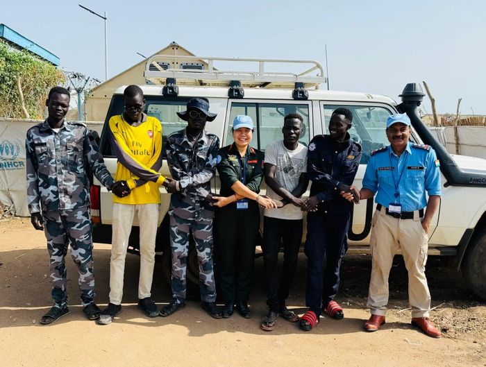 Trung tá Đặng Thị Kim Anh cùng các đồng nghiệp quốc tế tại Cộng hoà Nam Sudan.