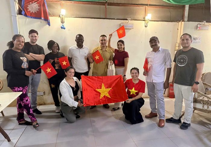 Trung tá Đặng Thị Kim Anh tự hào nâng lá Quốc kỳ Việt Nam tại phái bộ UNMISS.