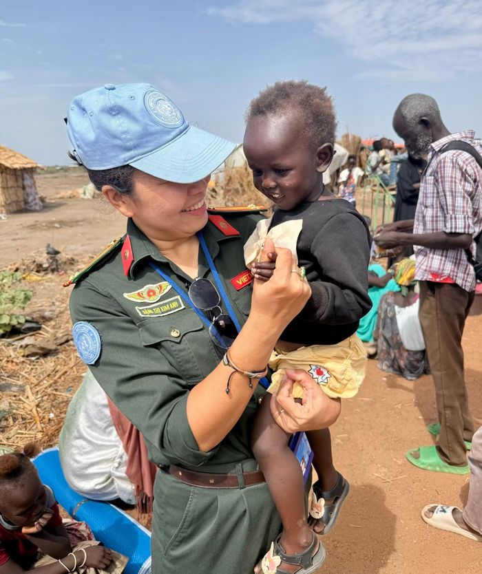 Trung tá Đặng Thị Kim Anh với em nhỏ Nam Sudan.