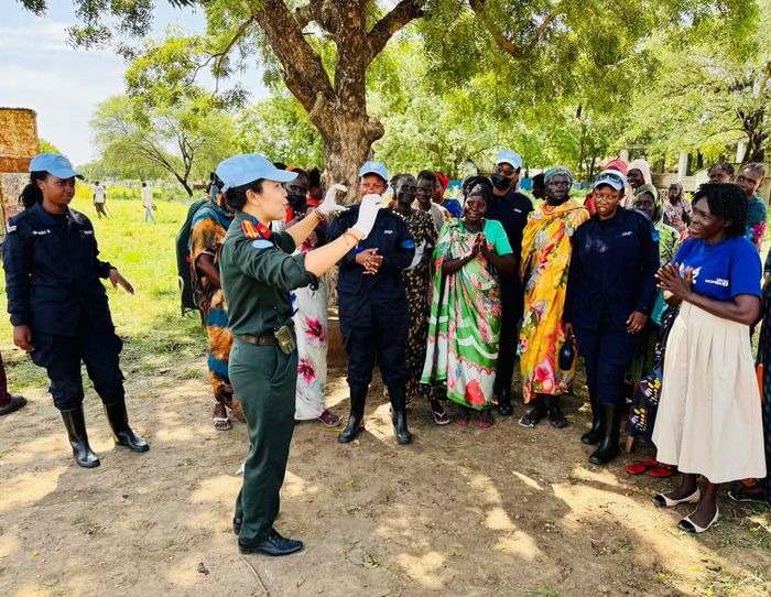 Trung tá Đặng Thị Kim Anh trong một buổi tập huấn cộng đồng cho người dân Nam Sudan.
