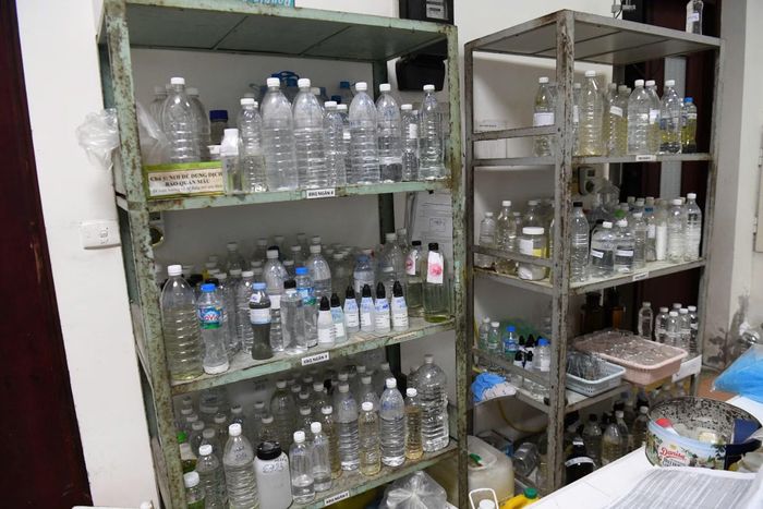 Các mẫu nước thải được thu thập không đúng quy trình, hoặc được chỉnh sửa số liệu phân tích từ "Không đạt" thành "Đạt".