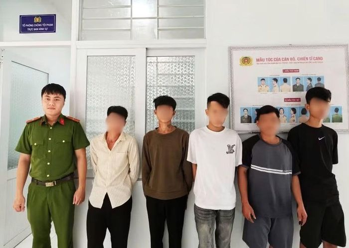Công an xã Thành Nam đưa các đối tượng có quyết định của tòa án đi cai nghiện bắt buộc.