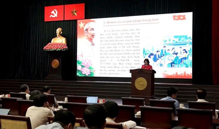 Phó Bí thư Thành ủy TP Hồ Chí Minh Văn Thị Bạch Tuyết trình bày các nội dung dự thảo kế hoạch, chương trình hành động của Thành ủy.