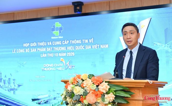  Ông Hoàng Minh Chiến, Phó Cục trưởng Cục Xúc tiến thương mại (Bộ Công Thương) báo cáo kết quả kỳ xét chọn sản phẩm đạt Thương hiệu quốc gia Việt Nam năm 2026. Ảnh: Bộ Công Thương 