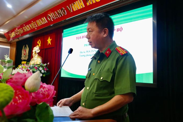 Đại tá, PGS.TS Nguyễn Huy Bình, Trưởng Phòng nghiên cứu khoa học, Học viện CSND phát biểu đề dẫn tọa đàm.