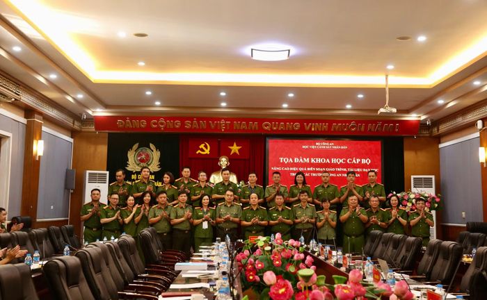 Các đại biểu chụp ảnh kỷ niệm tại tọa đàm.