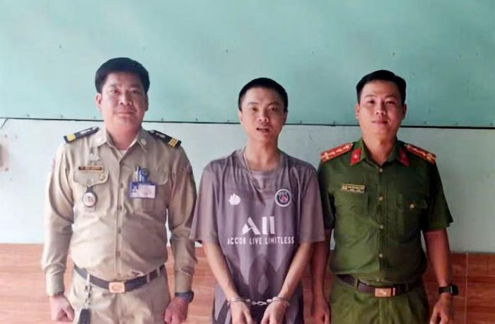 Lực lượng chức năng Campuchia trao trả đối tượng truy nã cho Công an tỉnh An Giang.