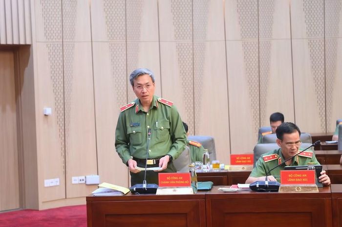 Thiếu tướng Nguyễn Quốc Toản trình bày báo cáo tại hội nghị.