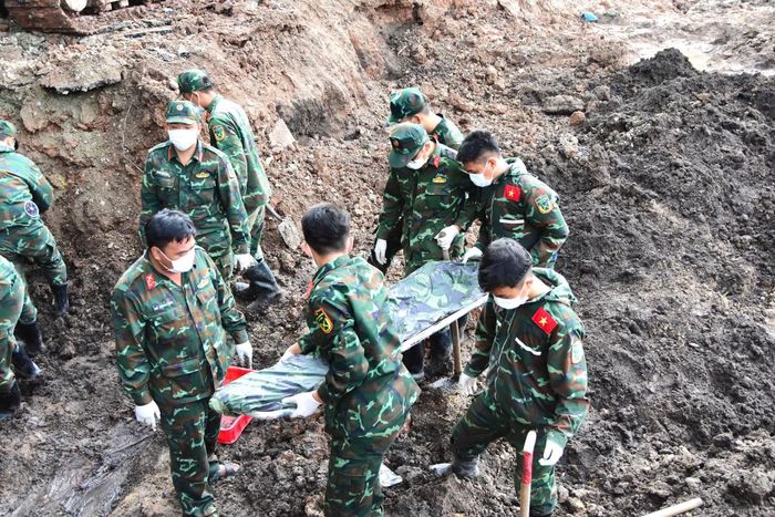 Cán bộ chiến sĩ đào bới, tìm kiếm, quy tập các hài cốt liệt sĩ tại khu B, Công viên Lê Thị Riêng.