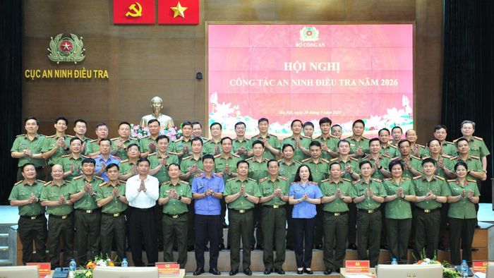 Trung tướng Hoàng Văn Hà và các đại biểu tham dự hội nghị.