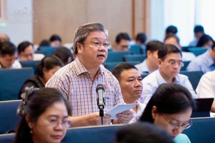 Đại biểu Bùi Văn Dũng tán thành sự cần thiết sửa đổi các luật, đồng thời đề nghị chú trọng phân cấp, cắt giảm thủ tục và chuyển đổi số thực chất.