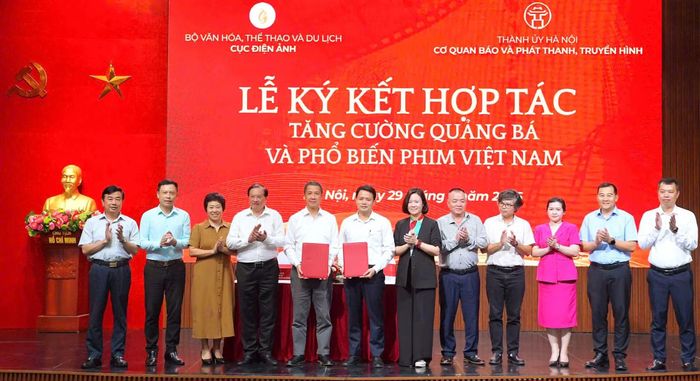 Lãnh đạo Cơ quan Báo và Phát thanh, Truyền hình Hà Nội cùng Cục Điện ảnh ký kết hợp tác dưới sự chứng kiến của lãnh đạo Bộ Văn hoá, Thể thao và Du lịch cùng nhiều cơ quan, đơn vị thuộc nhiều ban, ngành liên quan.