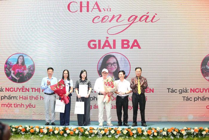 Ban Tổ chức trao Giải Ba cho các tác giả.