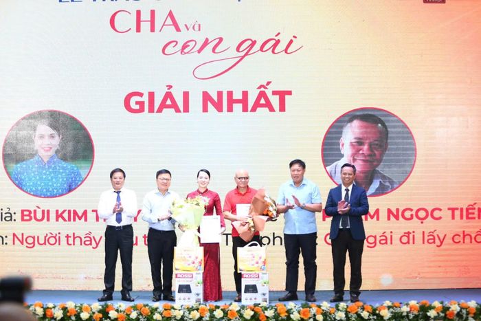 Tổng biên tập Báo Nhân dân, Phó Trưởng Ban Tuyên giáo Trung ương, Chủ tịch Hội Nhà báo Việt Nam Lê Quốc Minh cùng Thứ trưởng Bộ Y tế Đỗ Xuân Tuyên, Tổng biên tập Tạp chí Gia đình Việt Nam Hồ Minh Chiến trao giải Nhất cho các tác giả.