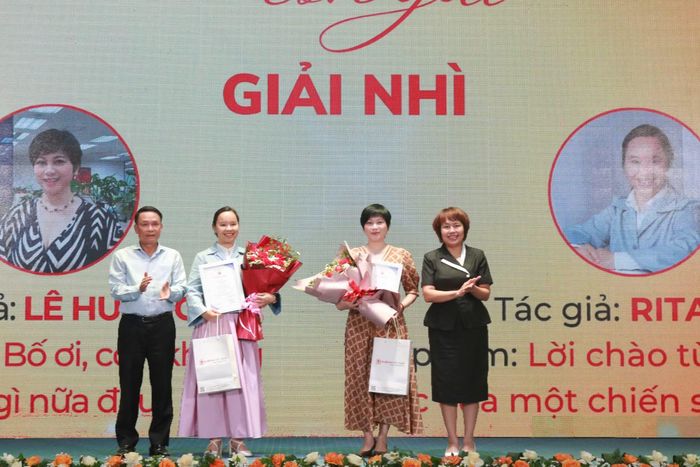 Ban Tổ chức trao Giải Nhì cho các tác giả.