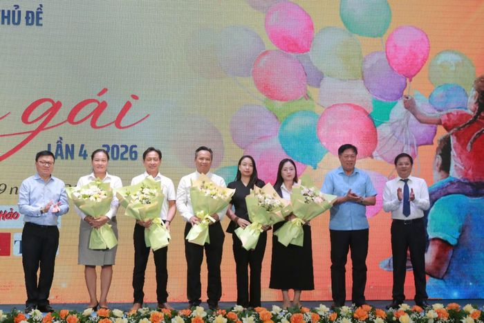 Các đồng chí lãnh đạo cùng Ban tổ chức tặng hoa cảm ơn các đơn vị đồng hành.