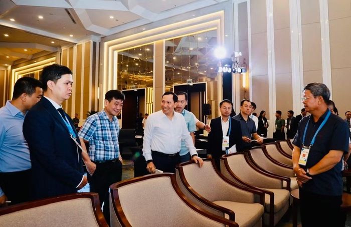 Thứ trưởng Lê Văn Tuyến cùng các đại biểu kiểm tra các mặt công tác chuẩn bị cho hội nghị.