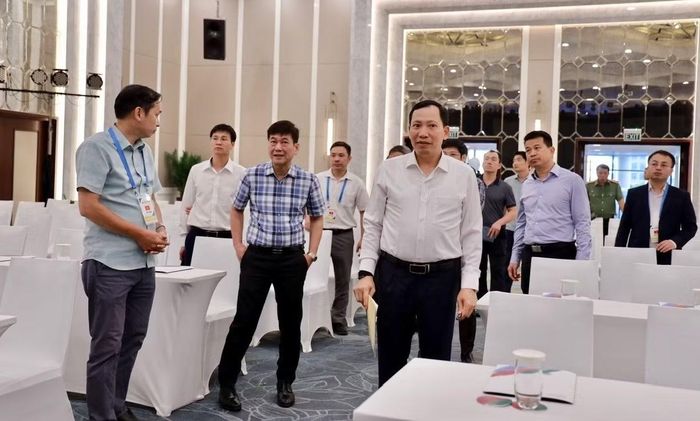 Thứ trưởng Lê Văn Tuyến kiểm tra công tác chuẩn bị tại các khu vực diễn ra hội nghị.
