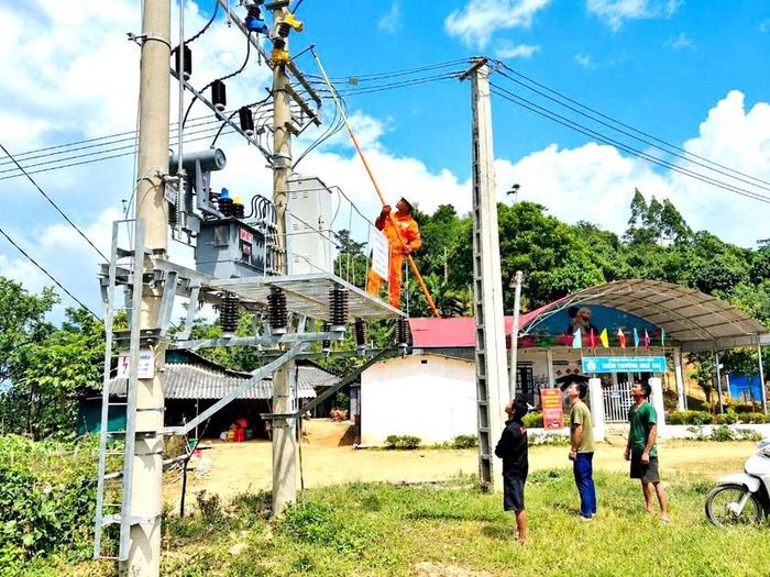 Đóng điện TBA Ngã Hai 1, đưa công trình vào vận hành, cấp điện phục vụ người dân xã Sơn Lương. Ảnh: Như Quỳnh