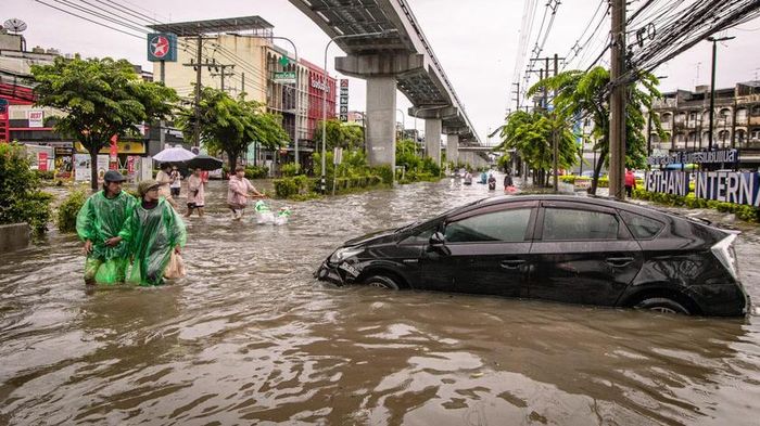 Mưa lớn đã gây ra lũ lụt ở nhiều khu vực của thủ đô Bangkok. Ảnh: Anadolu