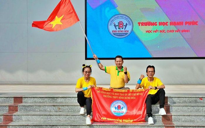 Thầy trò cùng thi nhảy flashmob xây dựng trường học hạnh phúc ở Trường Trung học phổ thông Bình Hưng Hòa, Thành phố Hồ Chí Minh. Ảnh: PTH