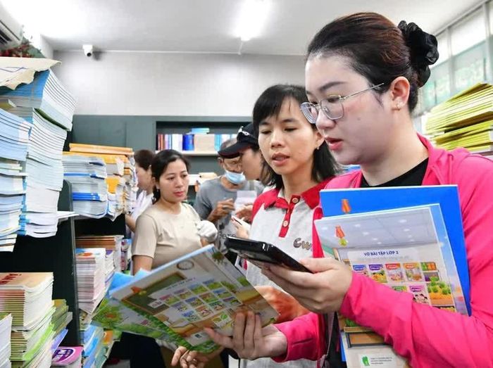 Tuy học sinh đã vào năm học nhưng nhiều phụ huynh vẫn phải tìm từng cuốn sách giáo khoa. (Ảnh: Báo Tuổi trẻ)