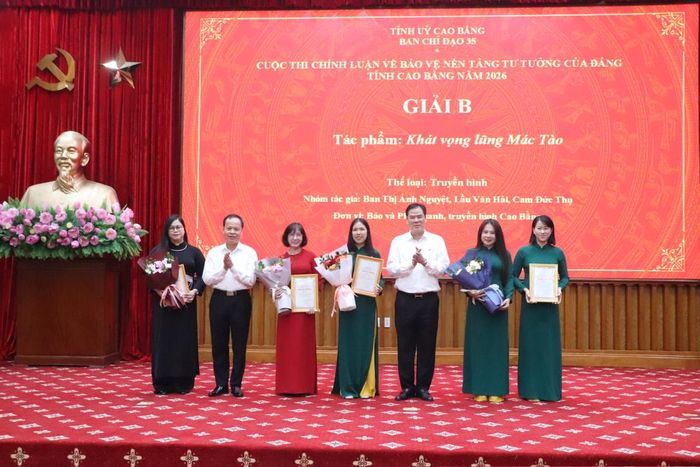 Phó Bí thư Tỉnh uỷ, Chủ tịch Uỷ ban MTTQ tỉnh Vũ Hồng Quang và Trưởng Ban Tuyên giáo Tỉnh uỷ Nông Thanh Tùng trao giải cho các tác giả đạt giải B.