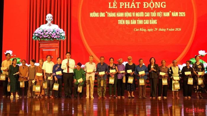 Các đồng chí lãnh đạo tỉnh tặng quà cho người cao tuổi hoàn cảnh khó khăn.
