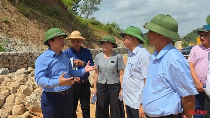 Chủ tịch UBND tỉnh Lê Hải Hòa chỉ đạo tại hiện trường.