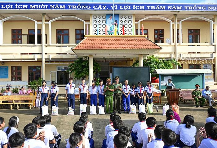 Học sinh có hoàn cảnh khó khăn còn được tặng gạo và nhu yếu phẩm bên cạnh những chiếc áo trắng được làm sạch, trao tặng tại chương trình.