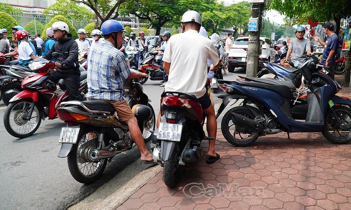  Tình trạng ùn ứ giao thông, khiến một số xe máy phải chạy lên lề đường.