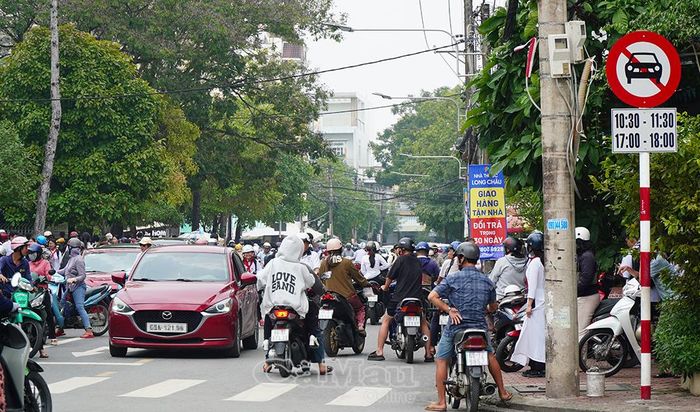 Nhiều ô tô vẫn lưu thông qua tuyến đường Nguyễn Hữu Lễ, trước cổng Trường THPT Hồ Thị Kỷ trong khung giờ có biển cấm. 