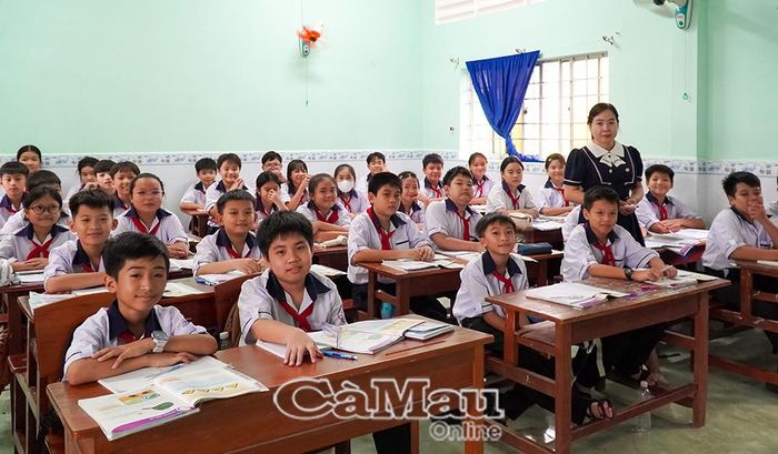 Phụ huynh mong muốn các nguồn lực dành cho học sinh được quản lý công khai, minh bạch. (Trong ảnh: Một tiết học của cô, trò Trường THCS Cái Nước, Ấp 1, xã Cái Nước).