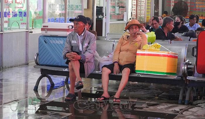Hành khách tập trung trong khu vực nhà chờ, chờ thời gian xe khởi hành. 