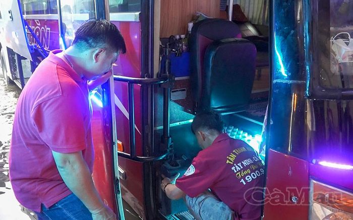 Nhân viên Nhà xe Tân Thanh Nhàn sửa chữa hệ thống điện tại cửa lên xuống hư hỏng do nước ngập.