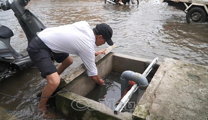 Máy bơm được vận hành hết công suất để tiêu thoát nước tại Bến xe khách Cà Mau.
