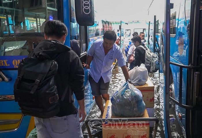 Hành khách gặp nhiều khó khăn khi di chuyển trong khu vực Bến xe khách Cà Mau.