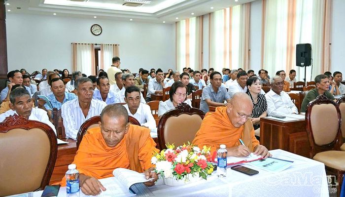 Các đại biểu là người có uy tín trong đồng bào DTTS và công chức làm công tác dân tộc cấp xã tham dự tập huấn.