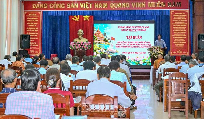 Thông qua các chuyên đề tập huấn nhằm tiếp tục phát huy hiệu quả vai trò "cầu nối" của người có uy tín trong đồng bào DTTS tỉnh Cà Mau.