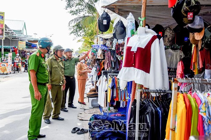 Lực lượng công an tại tỉnh Cà Mau thường xuyên ra quân kiểm tra, tuyên truyền, vận động người dân chấp hành quy định kinh doanh, mua bán không lấn chiếm lòng đường. (Ảnh chụp tại xã Đá Bạc)