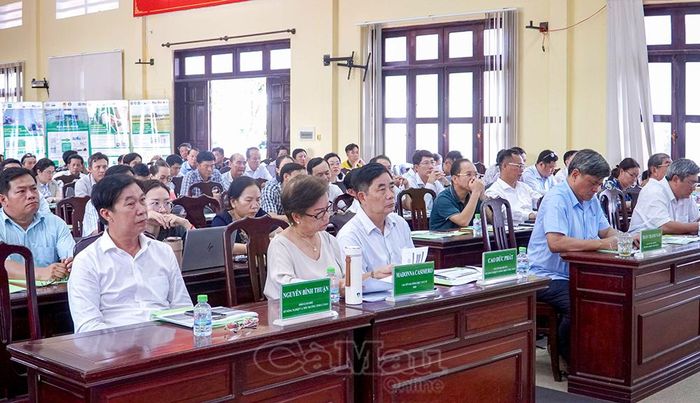 Đại diện lãnh đạo các sở, ngành, chính quyền địa phương và nông dân tham dự hội thảo.