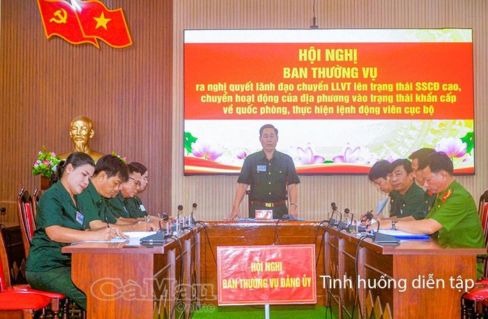 Đồng chí Nguyễn Quốc Tiến, Bí thư Đảng uỷ, Chủ tịch HĐND xã, Trưởng Ban tổ chức diễn tập xã, chủ trì Hội nghị Ban Thường vụ Đảng uỷ xã Khánh Bình - một trong những nội dung của cuộc diễn tập.