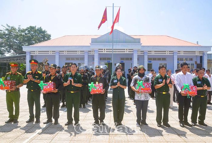 Đại tá Lý Văn Cường (thứ hai từ trái sang) và lãnh đạo Đảng uỷ, UBND xã Khánh Bình tặng quà động viên các lực lượng hoàn thành nội dung thực binh.