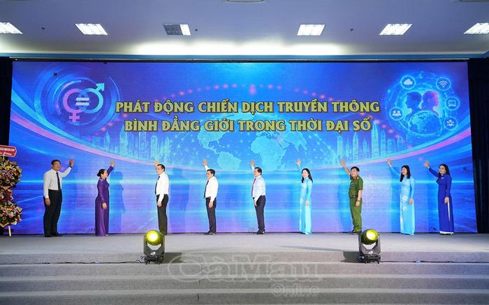 Lãnh đạo tỉnh và các đại biểu thực hiện nghi thức kích hoạt Chiến dịch truyền thông “Bình đẳng giới trong thời đại số”.