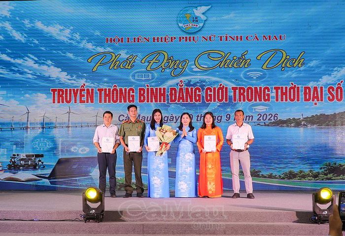 Đồng chí Lê Thị Ngọc Linh, Phó Chủ tịch Uỷ ban MTTQ Việt Nam tỉnh Cà Mau, Chủ tịch Hội LHPN tỉnh, trao quyết định thành lập Ban Cố vấn Chiến dịch truyền thông và Ban Điều hành mạng lưới truyền thông số.