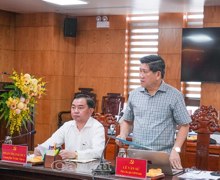 Đồng chí Lê Văn Sử, Phó Chủ tịch UBND tỉnh, thảo luận các giải pháp thúc đẩy tăng trưởng kinh tế khu vực I (nông - lâm - ngư nghiệp).